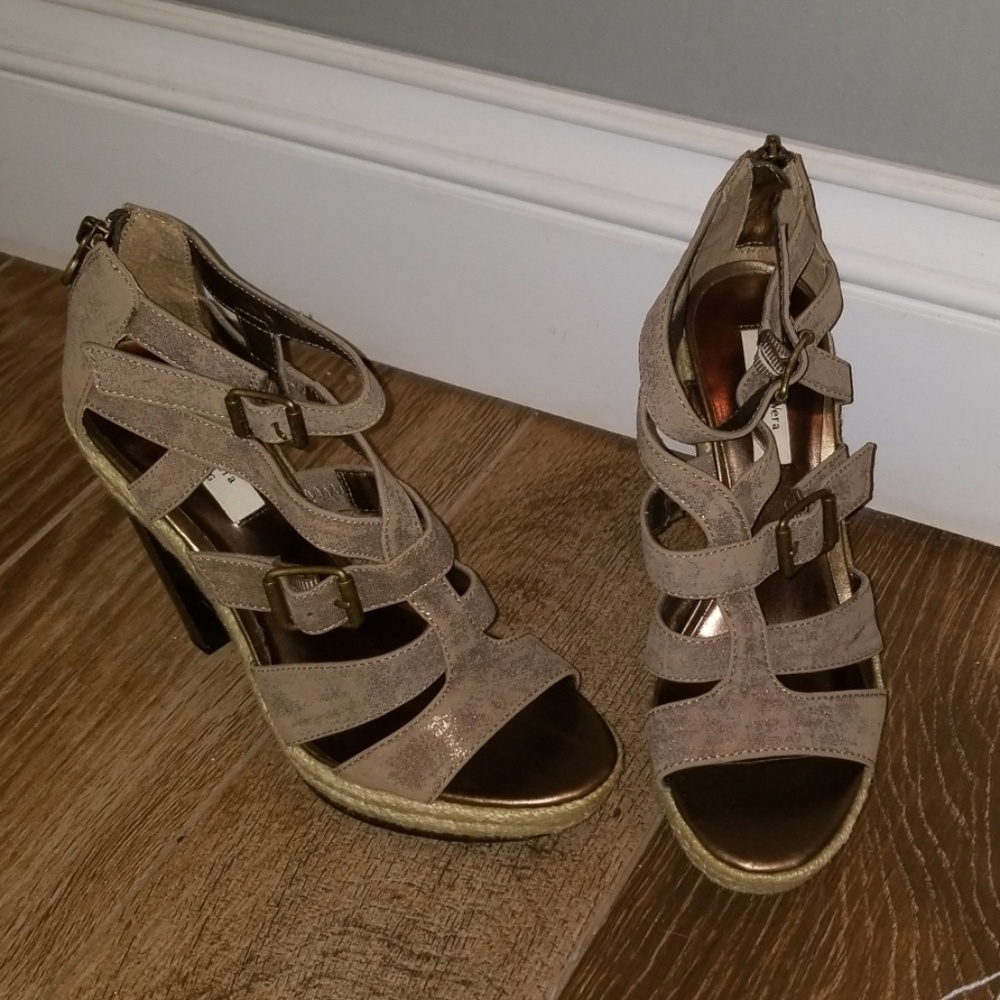Simply Vera. Vera Wang Heel Sandel